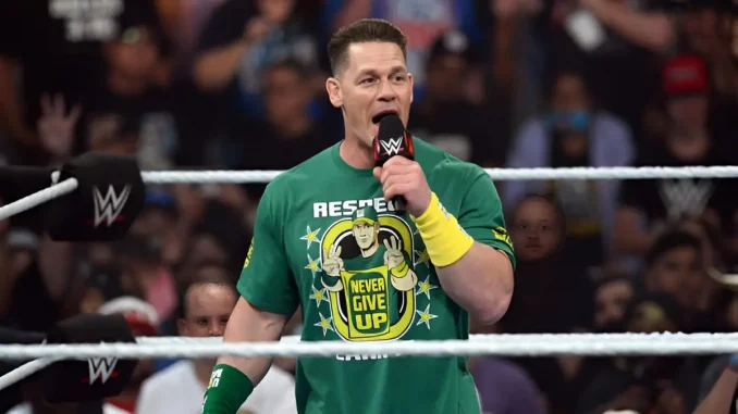 John Cena steht im Ring und teilt dem WWE Universum etwas mit