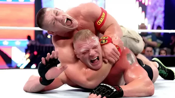 John Cena hält Brock Lesnar im Headlock