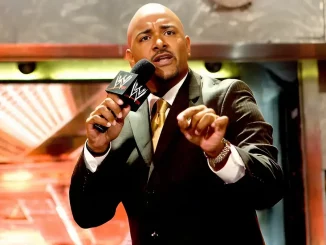 Jonathan Coachman hält eine Rede auf der WWE-Bühne