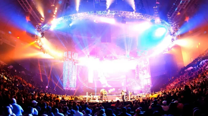 WWE Live Show mit Ring und vielen Fans in einer Arena