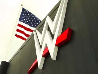 WWE Logo am Hauptquartier mit einer US-Flagge
