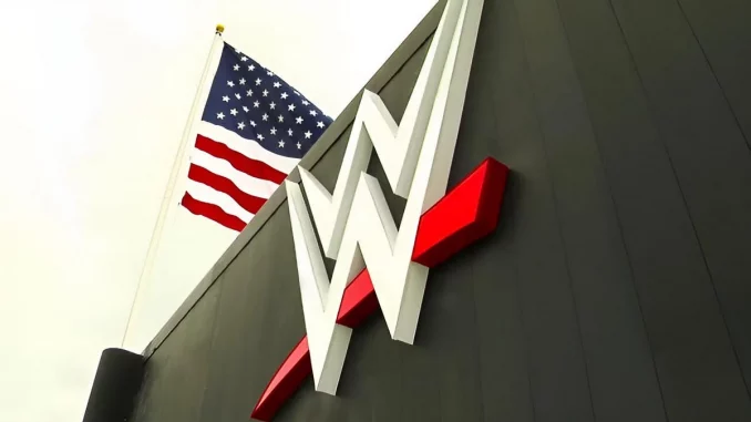 wwe-logo-am-hauptquartier WWE Logo am Hauptquartier mit einer US-Flagge