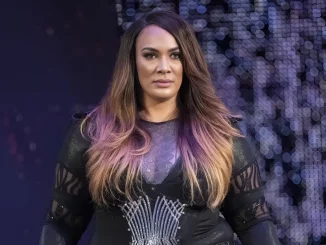 Nia Jax steht auf der WWE Stage