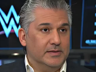 Nick Khan und im Hintergrund das WWE Logo