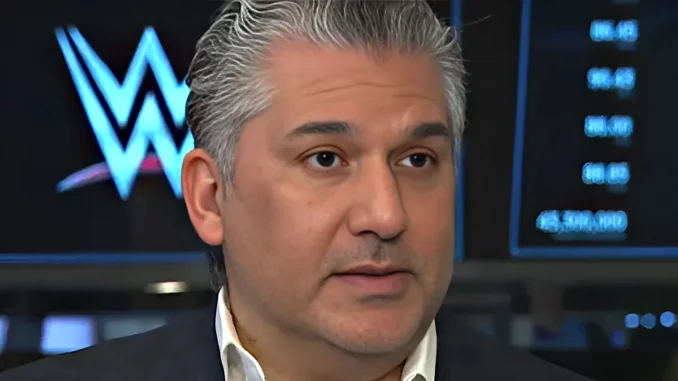 Nick Khan und im Hintergrund das WWE Logo