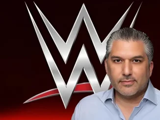 Nick Khan mit dem WWE Logo