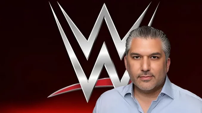 Nick Khan mit dem WWE Logo