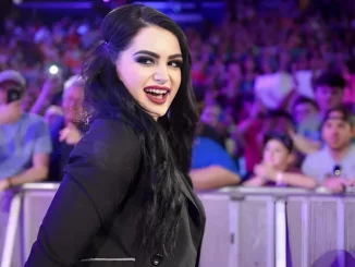 Paige macht sich lächelnd auf dem Weg zum Ring