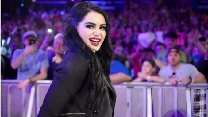 Paige macht sich lächelnd auf dem Weg zum Ring