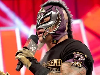 Rey Mysterio hält ein WWE Mikrofon in der linken Hand und redet