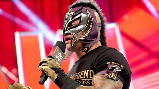 Rey Mysterio hält ein WWE Mikrofon in der linken Hand und redet