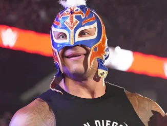 Rey Mysterio ist bestens gelaunt und lächelt