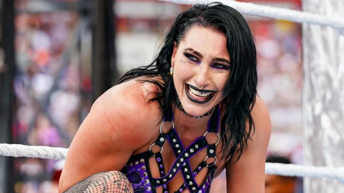 wwe-rhea-ripley-ist-stark-mitgenommen Rhea Ripley ist sichtlich geschwächt
