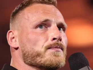 Ridge Holland hält eine emotionsgeladene Rede