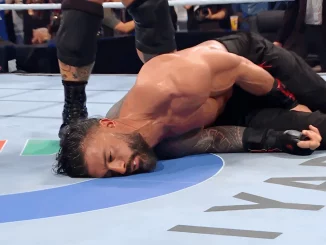 Roman Reigns liegt abgefertigt im WWE Ring
