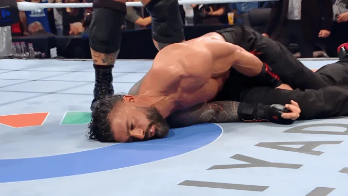 Roman Reigns liegt abgefertigt im WWE Ring