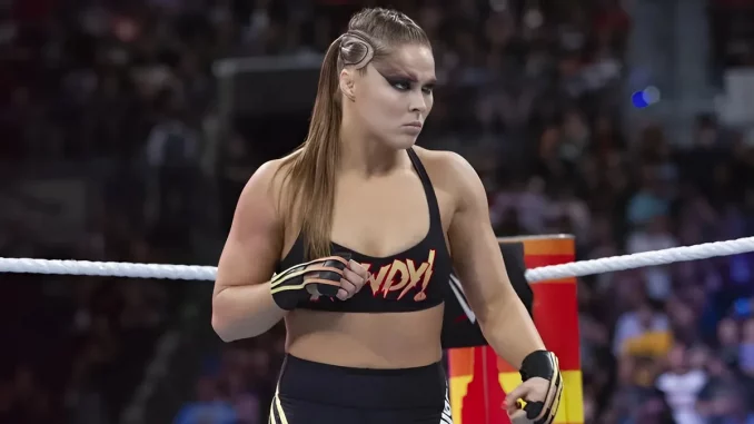 Ronda Rousey steht im Ring und ist bereit für ein Match