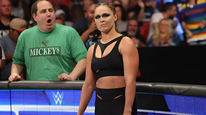 Fan buht Ronda Rousey aus