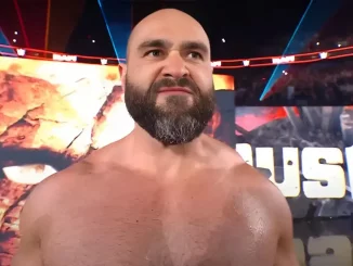 Rusev blickt ziemlich verärgert zum Ring
