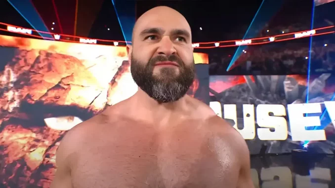 Rusev blickt ziemlich verärgert zum Ring