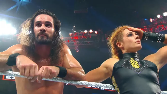 wwe-seth-rollins-becky-lynch-im-ring Seth Rollins und Becky Lynch blicken vom Ring in die Zuschauermenge