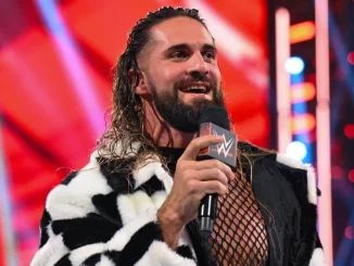 Seth Rollins steht lächelnd im Ring und hält eine Rede