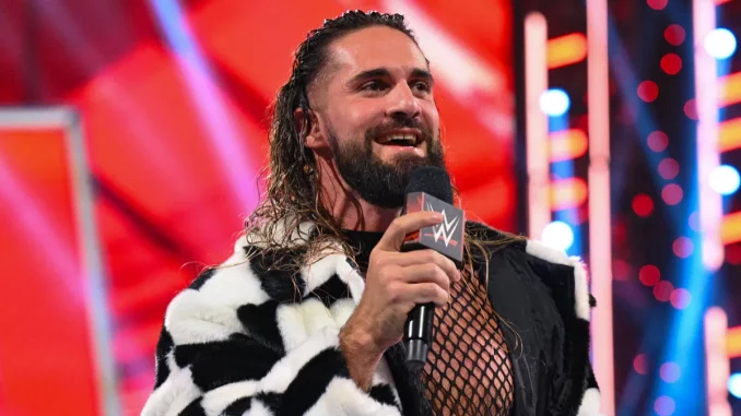 wwe-seth-rollins-lachend-am-wwe-mikrofon Seth Rollins steht lächelnd im Ring und hält eine Rede