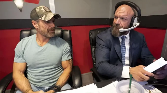 Shawn Michaels und Triple H sitzen in der Gorilla Position