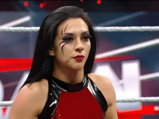 Stephanie Vaquer steht im Ring bei WWE Raw
