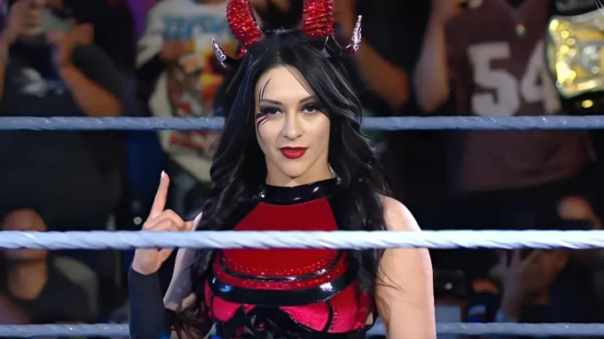 wwe-stephanie-vaquer-zeigt-nach-oben Stephanie Vaquer streckt ihren linken Zeigefinger in die Höhe
