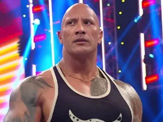The Rock steht im WWE Ring und blickt zu den Fans