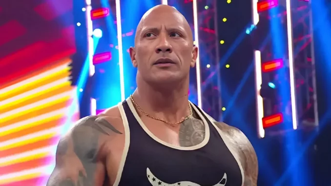 The Rock steht im WWE Ring und blickt zu den Fans