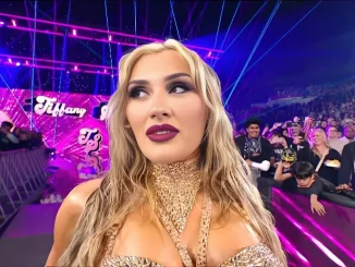 Tiffany Stratton schaut zu den vielen Fans in der Arena