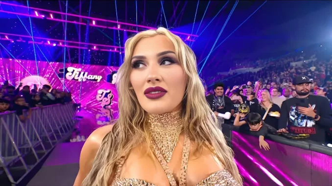 Tiffany Stratton schaut zu den vielen Fans in der Arena