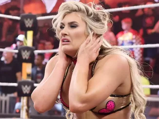 Tiffany Stratton greift sich seitlich an den Kopf