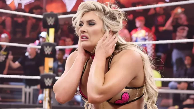 wwe-tiffany-stratton-unzufrieden Tiffany Stratton greift sich seitlich an den Kopf