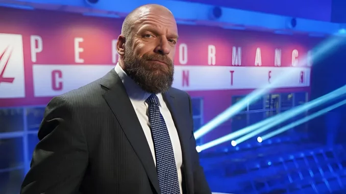 wwe-triple-h-im-performance-center Triple H steht im WWE Performance Center