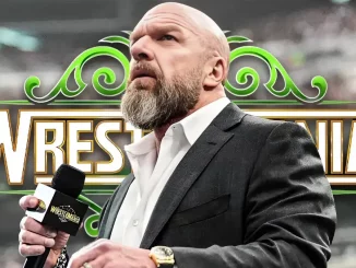 Triple H vor dem WrestleMania 43 Logo