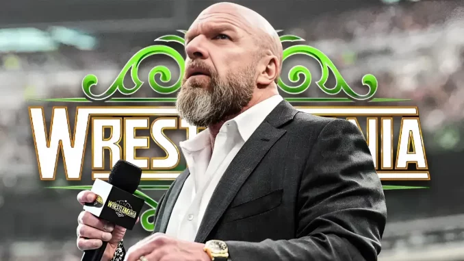 Triple H vor dem WrestleMania 43 Logo