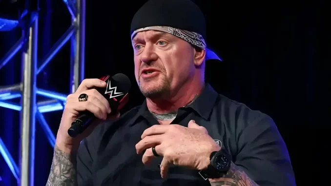 wwe-undertaker-auf-einem-event The Undertaker greift sich sitzend an seine Brust