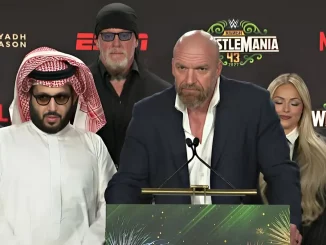 Triple H neben Alalshikh am Podium