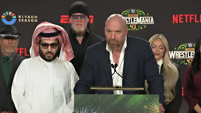 Triple H neben Alalshikh am Podium