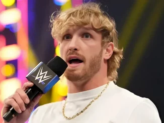 Logan Paul hält eine Rede direkt bei SmackDown im Ring am WWE Mikrofon