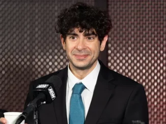 Tony Khan vor einem Standmikrofon