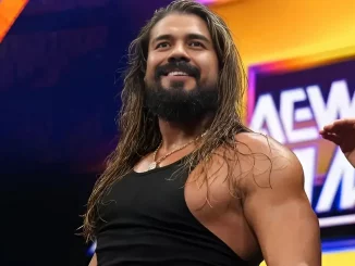 Andrade steht lächelnd auf der Stage