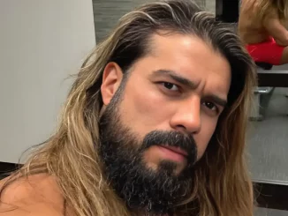 Andrade macht ein Selfie und zieht dabei ein angespanntes Gesicht