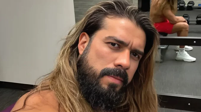 aew-andrade-workout Andrade macht ein Selfie und zieht dabei ein angespanntes Gesicht