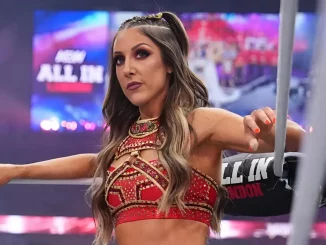 Britt Baker steht in der Ringecke und ist bereit für ihr Match