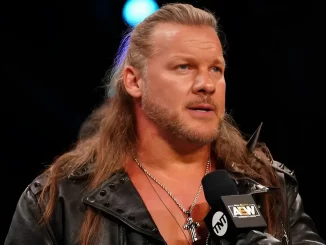 Chris Jericho hält ein Mikrofon