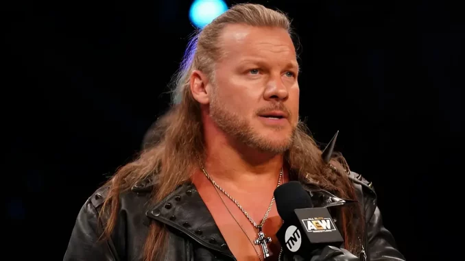 aew-chris-jericho-am-mikrofon Chris Jericho hält ein Mikrofon